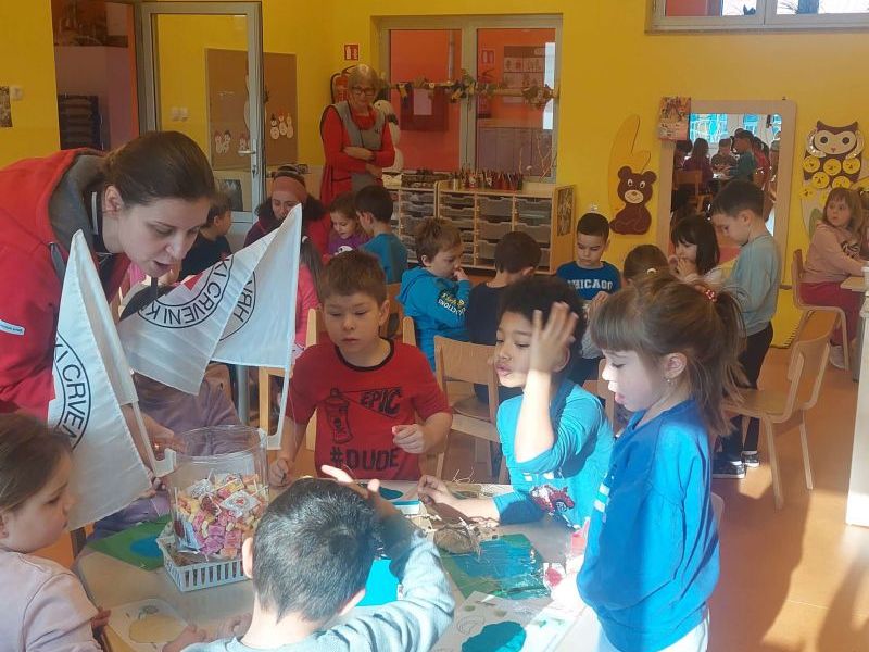 Volonterke Gradskog društva Crvenog križa u posjetu “Medvjedićima” i “Zečićima”
